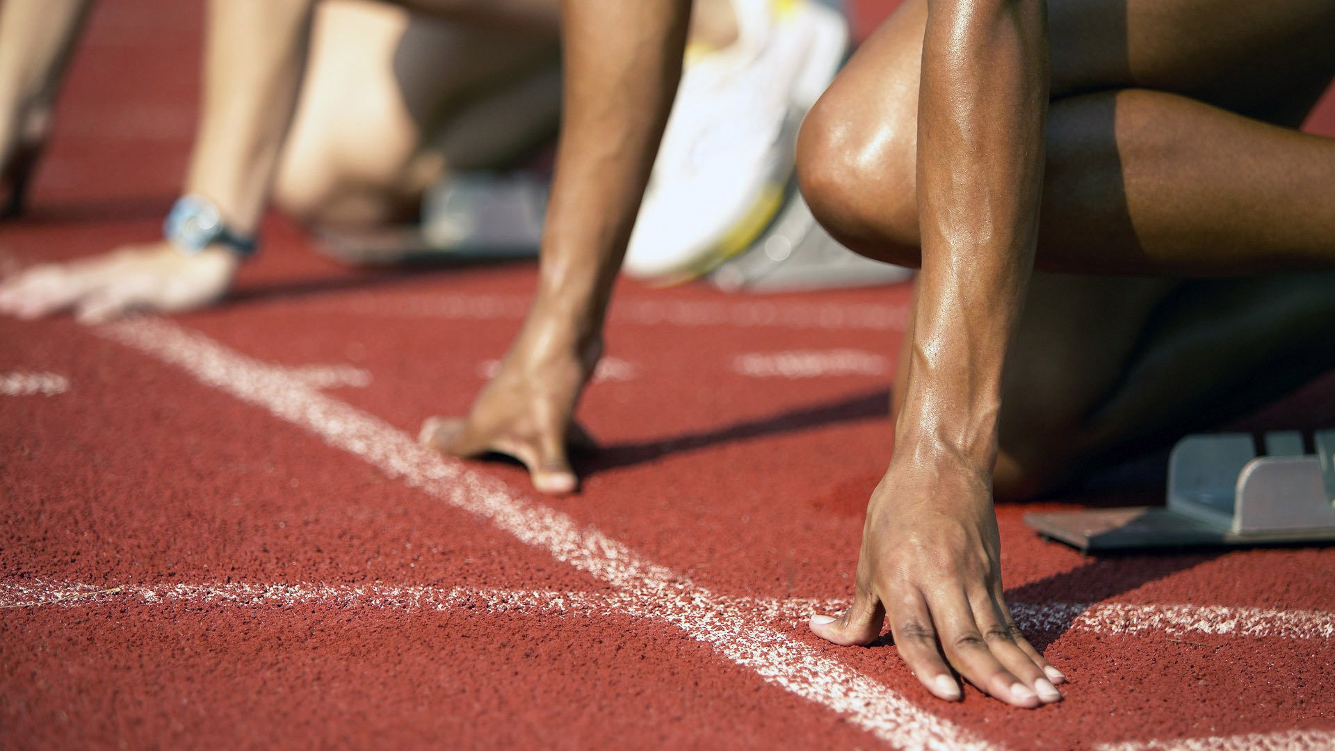 强强碰撞：球场上的精彩瞬间令人热血沸腾，强强相碰