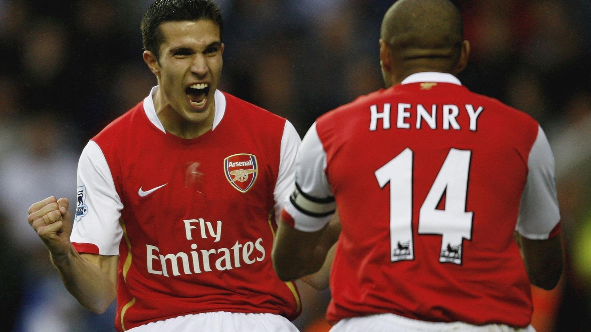 足球赛场上强强对话，球员尽展风采，足球队踢足球比赛视频