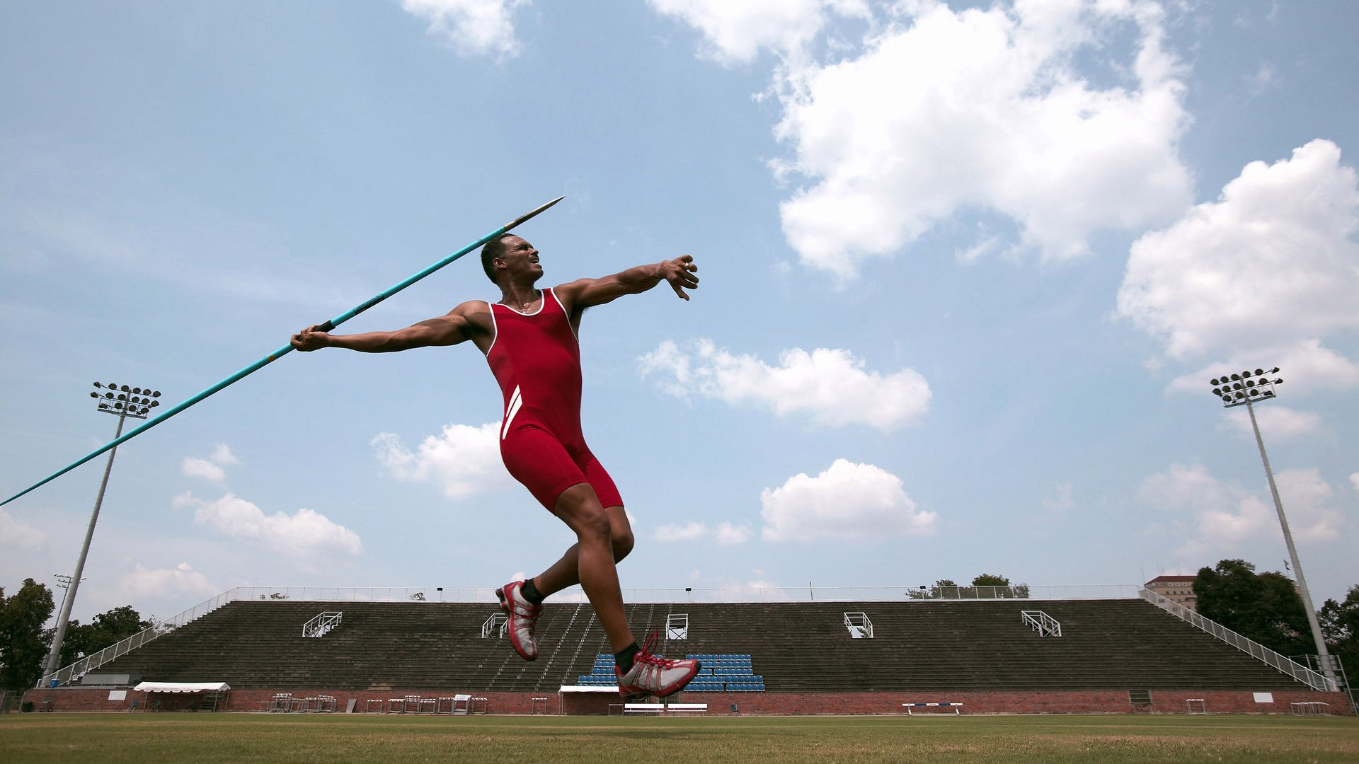 九游体育登陆-青岛黄海队员在场上奋力拼搏，展现团队精神，青岛黄海队服照片